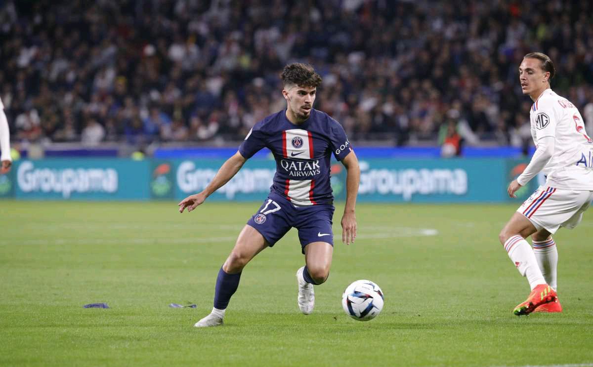 在那里他继 在那里他继