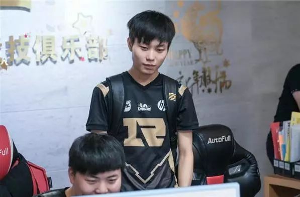 年轻且合同 年轻且合同